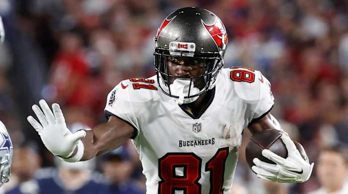 Antonio Brown plays in a game for the Bucs.